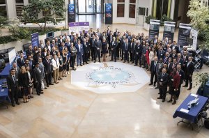 Fotografia uczestników międzynarodowej konferencji w siedzibie Interpolu (Lyon, Francja) dotyczącej fałszowania pieniędzy