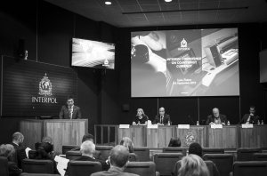 Międzynarodowa konferencja w Interpolu dotycząca fałszowania pieniędzy przemówienie  Paula Stanfielda z Interpolu