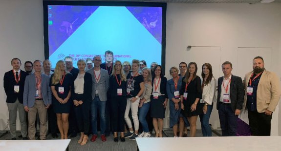 Na zdjęciu: grupa kobiet i mężczyzn z Polskojęzycznej Grupy Międzynarodowego Towarzystwa Genetyki Sądowej uczestników dwudziestej ósmej Konferencji pod tytułem: International Society for Forensic Genetics 2019, która odbyła się w Pradze (Czechy) w dniach 11–13 września 2019 roku