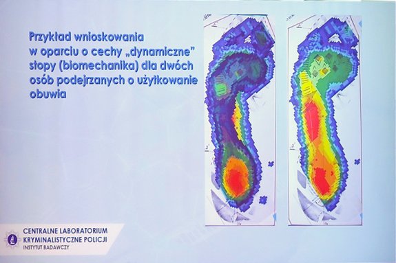 slajd z wykładu w trakcie seminarium CLKP z zakresu traseologii przykład wnioskowania w oparciu o cechy dynamiczne stopy - obraz dwóch stóp ludzkich z obszarami zaznaczonymi różnymi kolorami