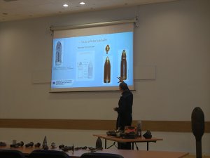 Łukasz Cichosz prezentuje rysunek granatoszrapneli