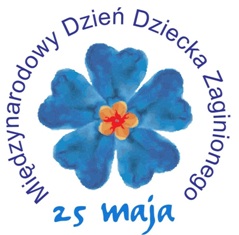 logotyp: na obwodzie napis niebieskimi literami Międzynarodowy Dzień Dziecka Zaginionego 25 maja. Wewnątrz rysunek w kształcie kwiatka z pięcioma niebieskimi płatkami w kształcie serca, który na środku ma mniejszy kwiatek w kolorze pomarańczowym i czerwonym.