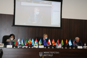 prof. Oleksandr Kliuiev i inni uczestnicy konferencji za stołem prezdialnym
