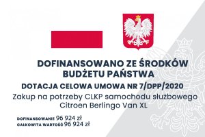 tablica informacyjna: z lewej strony flaga Polski (biało czerwona) z prawej strony godło polski (biały orzeł na czerwonym tle). Napisy: Dofinansowano z środków budżetu państwa dotacja celowa umowa nr 7/DPP/2020 zakup na potrzeby CLKP  samochodu służbowego Citroen Berlingo Van XL dofinansowanie 96 924 zł całkowita wartość 96 924 zł