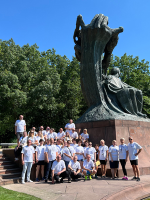 zdjęcie grupowe przy pomniku Chopina uczestników biegu charytatywnego z okazji 25-lecia Fundacji Pomocy Wdowom i Sierotom po Poległych Policjantach na w Łazienkach Królewskich