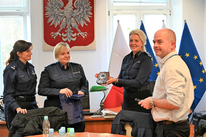 od lewej podinsp. Katarzyna Razarenkow, insp. Danuta Ulewicz, insp. Aneta Pawlińska oraz przedstawiciel delegacji Policji portugalskiej