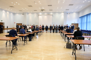 członkowie komisji egzaminacyjnej oraz egzaminowani kandydaci na biegłych na chwilę przed rozpoczęciem egzaminu