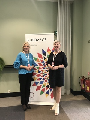 od lewej dyrektor CLKP insp. dr n. o zdr. Aneta Pawlińska, Agnieszka Łukomska (CLKP) podczas konferencji  „European Forensic Science Area 2.0 – keeping the pace” w Pradze
