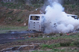Zdjęcie przedstawia moment inscenizowanego wybuchu w autobusie.