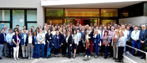 Zdjęcie przedstawia kilkudziesięciu członków  Narkotykowej Grupy Roboczej Europejskiej Sieci Instytutów Nauk Sądowych
