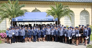 Zdjęcie przedstawia wszystkich uczestników Święta policji organizowanego przez CLKP- kilkadziesiąt osób-policjantów i pracowników cywilnych.