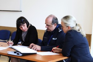 Zdjęcie przedstawia prace komisji egzaminacyjnej.