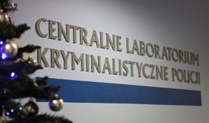 Zdjęcie przedstawia napis Centralne Laboratorium Kryminalistyczne Policji