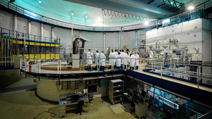 Zdjęcie przedstawia centrum monitoringu i zarządzania reaktorem badawczym