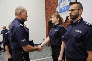 Zdjęcie przedstawia Zastępcę Komendanta Głównego Policji gratulującego policjantowi.