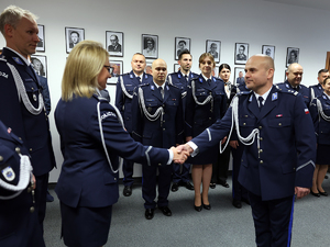 Dowódca uroczystości mł. insp. Lech Chyb składa meldunek insp. Iwonie Marciniak-Mielczarek o rozpoczęciu uroczystości ślubowania nowej policjantki CLKP