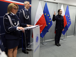 Posterunkowa Klaudia Chrzanowska składa przysięgę w obecności kierownictwa CLKP