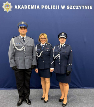 insp. Iwona Mielczarek-Krawczyk Dyrektor CLKP pozuje do zdjęcia wspólnie z policjantami CLKP, którzy otrzymali nominacje na pierwszy stopień oficerski