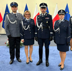 Komendant Główny Policji nadinsp. Marek Boroń, insp. Iwona Mielczarek-Krawczyk Dyrektor CLKP pozuje do zdjęcia wspólnie z policjantami CLKP, którzy otrzymali nominacje na pierwszy stopień oficerski