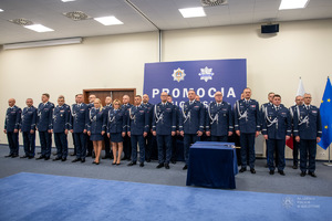 Zdjęcie ukazuje kadrę kierownicza polskiej policji. Komendantów, dowódców oraz dyrektorów stojących obok siebie.