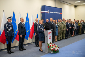 Komendant Akadami Policji w Szczytnie przemawia podczas uroczystości nadania policjantom szlifów oficerskich