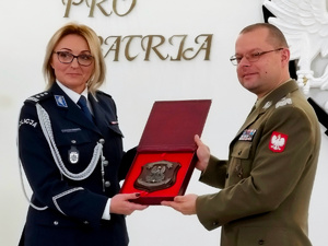 gen. bryg. prof. dr hab. inż. Przemysław Wachulak oraz Dyrektor Centralnego Laboratorium Kryminalistycznego Policji insp. Iwona Marciniak-Krawczyk pozują z pamiątkowym rygrafem