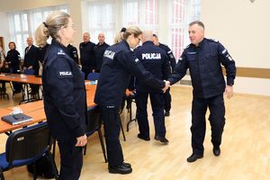 Zastępca Komendanta Głównego Policji nadinsp. Tomasz Michułka wita się z uczestnikami spotkania Zespołu DVI Polska