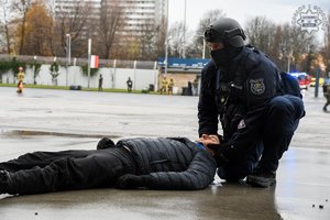 Policjant Oddziałów Prewencji Policji udziela pomocy osobie poszkodowanej - ćwiczenia