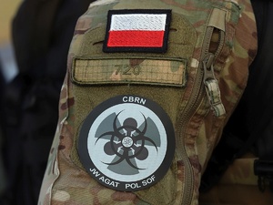 Zdjęcie ukazuje naszywkę CBRN oraz flagi polskiej na mundurze wojskowym