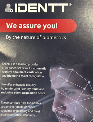 Na zdjęciu znajduje się plakat z  biometrii i sztucznej inteligencji w procesach weryfikacji tożsamości.