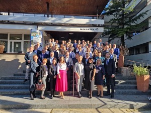 Wspólne zdjęcie osób uczestniczących w XVII Sympozjum Ekspertów Badań Dokumentów