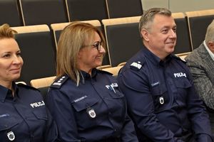 Zdjęcie ukazuje nadinsp. dr Tomasz Michułke, insp. Iwonę Kraczwyck-Mielczarek, podisnp. dr Anne Przewor