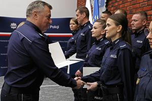 Zastępca Komendanta Głównego Policji nadinsp. dr Tomasz Michułka wraz z insp. Iwoną Krawczyk-Milczarek wręcza świadectwa nowym biegłym sądowym