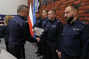 Zastępca Komendanta Głównego Policji nadinsp. dr Tomasz Michułka wraz z insp. Iwoną Krawczyk-Milczarek wręcza świadectwa nowym biegłym sądowym