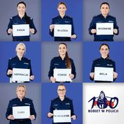 Policjantki umundurowane z różnych pionów trzymają karki z napisami i promują 100 - lecie kobiet w Policji i międzynarodową konferencje w Senacie RP.