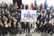 Międzynarodowa konferencja pn. „Policja jest Kobietą” w Senacie RP na 100-lecie kobiet w Policji. Wspólne zdjęcie osób uczestniczących w konferencji