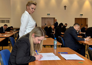 W Sali Konferencyjnej KGP Pegaz odbył się egzamin końcowy dla kandydatów na biegłych policyjnych laboratoriów kryminalistycznych. Biegli pod okiem Zastępcy Dyrektora  Centralnego Laboratorium Kryminalistycznego Policji podinsp. dr Anny Przewor, komisji składającej się z naczelników i doświadczonych funkcjonariuszy.