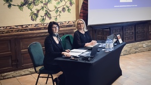 Dyrektor Centralnego Laboratorium Kryminalistycznego Policji Iwona Marciniak - Krawczyk oraz podkom. Joanna Długajczyk siedzą wspólnie przy stole podczas odprawy techników kryminalistyki.