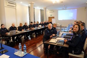 W sali konferencyjnej zasiadają uczestnicy odprawy