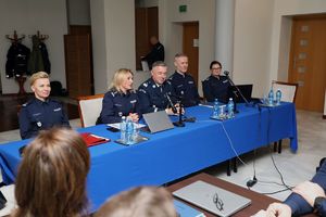 przy stole zasiadają patrząc od lewej strony podinsp. dr. Anna Przewor - Zastępca Dyrektora Centralnego Laboratorium Kryminalistycznego Policji, insp. Iwona Marciniak - Krawczyk - Dyrektor Centralnego Laboratorium Kryminalistycznego Policji, Zastępca Komendanta Głównego Policji nadinsp. dr Tomasz Michułka, mł. insp. Kamil Starzomczyk - Zastępca Dyrektora Centralnego Laboratorium Kryminalistycznego Policji oraz mł. insp. Edyta Kot Naczelnik Wydziału Badań Daktyloskopijnych i Traseologicznych.