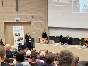 podinspektor doktor Anna Przewor Zastępca Dyrektora Centralnego Laboratorium Kryminalistycznego Policji przemawia w kierunku profesora Mieczysława Goca
