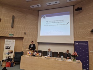 podkomisarz Łukasz Kocielnik Zastępca Naczelnika Wydziału Badań Dokumentów i Informatyki Śledczej Centralnego Laboratorium Kryminalistycznego Policji przedstawia prezentację