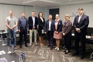 Uczestnicy spotkania stoją jeden obok drugiego i pozują do zdjęcia: naczelnik Wydziału Badań Chemicznych Centralnego Laboratorium Kryminalistycznego Policji podinsp. Barbara Łukasik, a udział wzięli biegli: podinsp. Małgorzata Galarda, Jowita Polak i Robert Bachliński.