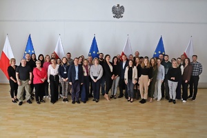 Uczestnicy szkolenia  z zakresu likwidacji nielegalnych laboratoriów narkotykowych zorganizowane przez Wydział Badań Chemicznych Centralnego Laboratorium Kryminalistycznego Policji stoją jeden obok drugiego i pozują do zdjęcia.