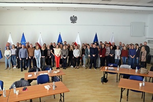 Uczestnicy szkolenia  z zakresu likwidacji nielegalnych laboratoriów narkotykowych zorganizowane przez Wydział Badań Chemicznych Centralnego Laboratorium Kryminalistycznego Policji stoją jeden obok drugiego i pozują do zdjęcia.