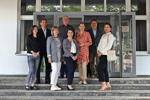 Uczestnicy szkolenia  z zakresu likwidacji nielegalnych laboratoriów narkotykowych zorganizowane przez Wydział Badań Chemicznych Centralnego Laboratorium Kryminalistycznego Policji stoją jeden obok drugiego i pozują do zdjęcia.