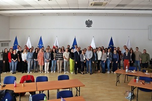 Uczestnicy szkolenia  z zakresu likwidacji nielegalnych laboratoriów narkotykowych zorganizowane przez Wydział Badań Chemicznych Centralnego Laboratorium Kryminalistycznego Policji stoją jeden obok drugiego i pozują do zdjęcia.