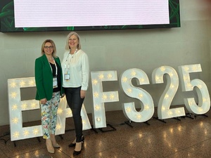 Dyrektor Centralnego Laboratorium Kryminalistycznego Policji insp. Iwona Marciniak-Krawczyk stoi obok Agnieszki Łukomskiej i pozują do wspólnego zdjęcia.