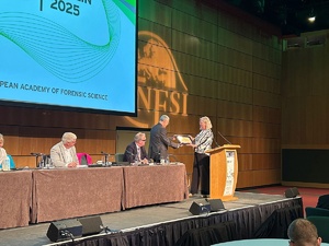 Agnieszka Łukomska pracownik CLKP wręcz tabliczkę pamiątkową Jimiemu O'Callaghan, Ministrowi Sprawiedliwości, Spraw Wewnętrznych oraz Migracji Republiki Irlandii,na konferencji EAFS pt. „Reflections on Forensic Science: Looking back to look forward”