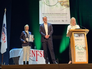 Pani Agnieszka Łukomska stoi przy mównicy i przedstawia prezentacje na konferencji Forensic Science Ireland oraz ENFSI